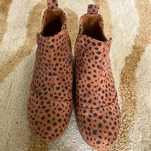 Girls size 5 Tom’s leopard print zip up boots